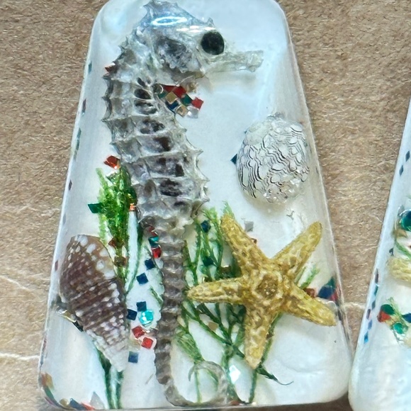 2/$20 Gold Tone Earrings Seahorse Starfish Kelp & Shells Clip On’s Vintage - Picture 3 of 11